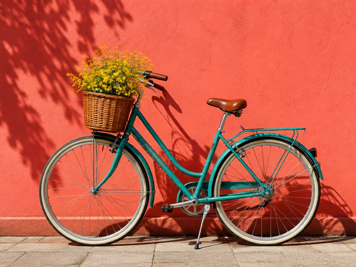 Bicicleta antes y después de reemplazar una cesta metálica por una cesta de flores