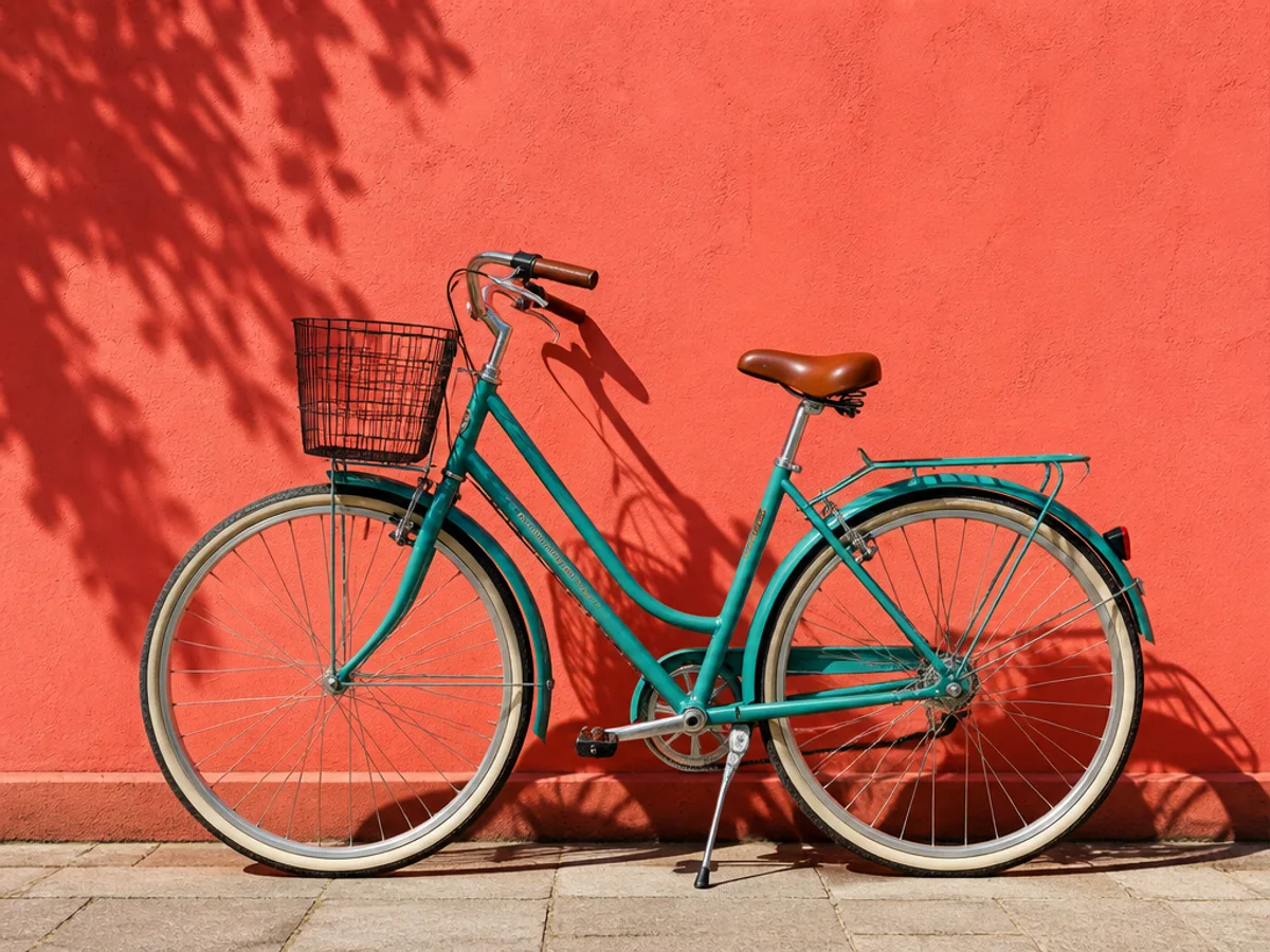 Bicicleta antes y después de reemplazar una cesta metálica por una cesta de flores