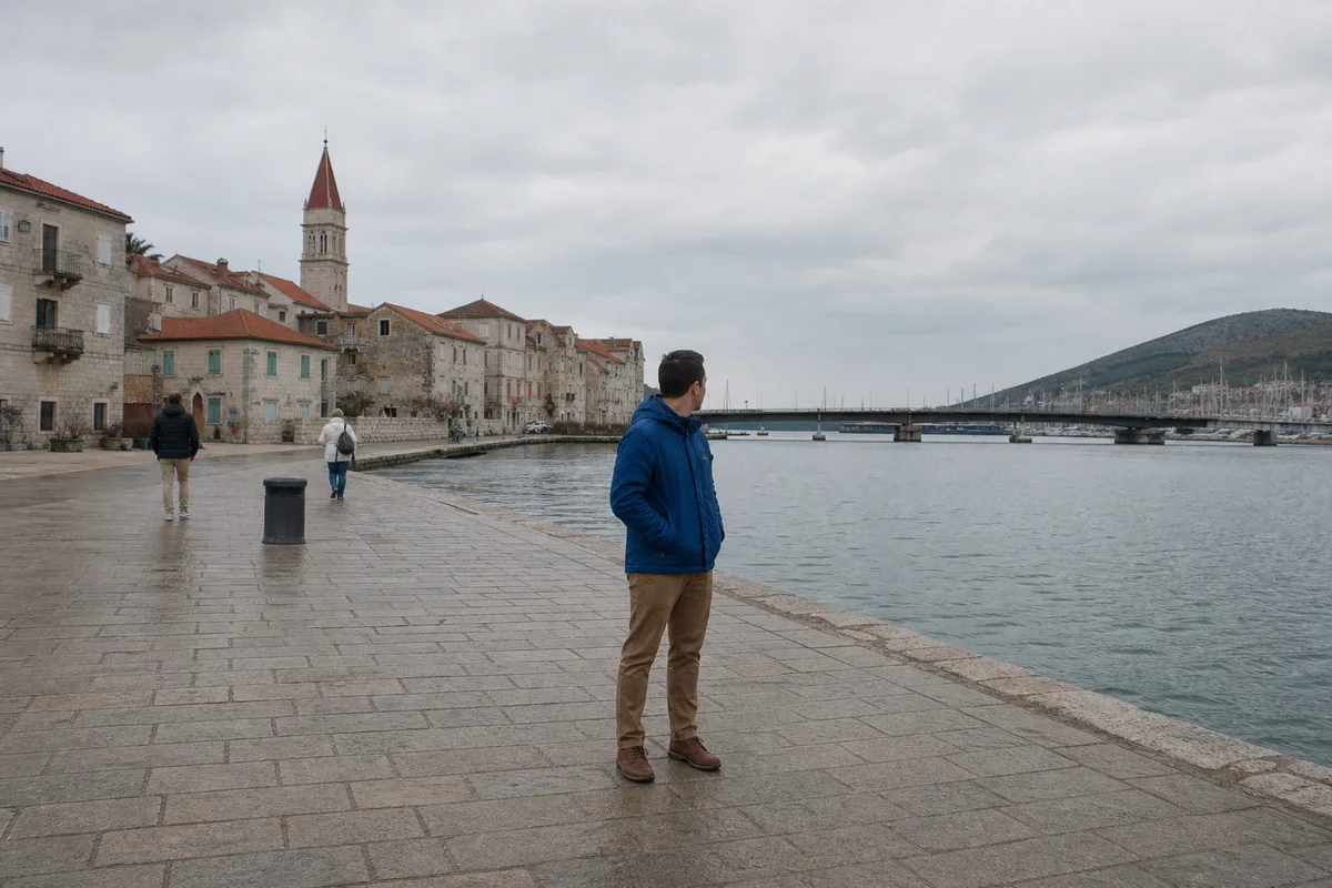 yapay zekayla turist ve çöp kutusu kaldırmak için bulutlu sahil seyahat fotoğrafı